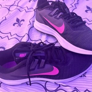 Nike Women's Black and Pink Athletic Shoes